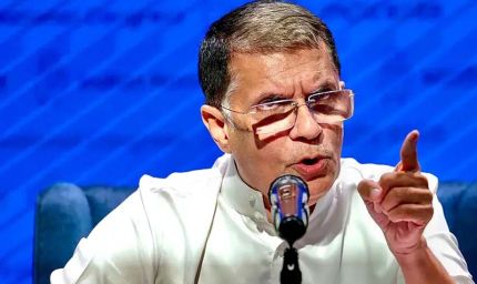 मुसीबत में घिरे पवन खेड़ा, दिल्ली और असम पुलिस ने की उनके घर पर छापेमारी