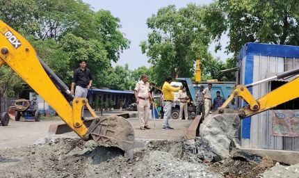 पोटका में चला बुलडोजर: पूर्वी सिंहभूम में प्रशासन की कार्रवाई, ठेकेदारों के अवैध निर्माण ढहाए
