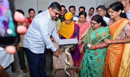 मंत्री गजेन्द्र यादव ने उचित मूल्य दुकान का किया औचक निरीक्षण