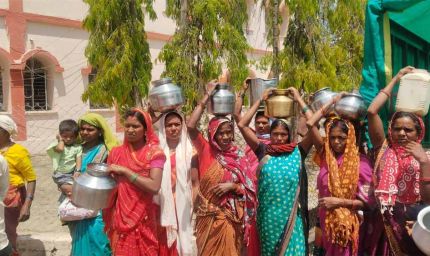 डिंडौरी में पानी का संकट चरम पर: नाले का पानी पी रहे ग्रामीण, खाली बर्तन लेकर पहुंचे जनसुनवाई में