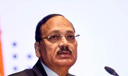 पहली बार मोबाइल लेकर सुप्रीम कोर्ट पहुंचे CJI सूर्यकांत, किसका था मैसेज?