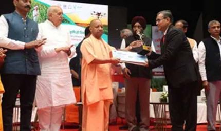 मुख्यमंत्री योगी ने वैज्ञानिकों को किया सम्मानित
