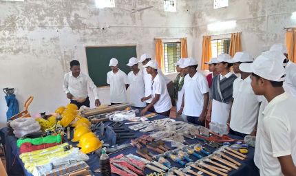 उत्तर बस्तर कांकेर : विशेष लेख : कभी बंदूक थामकर हिंसा करने वाले माओवादी अब सीख रहे हुनर