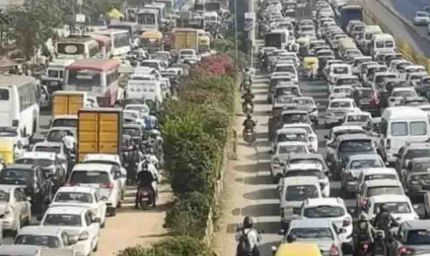 यूपी के 20 शहरों में ट्रैफिक के नए नियम लागू, स्कूल और दफ्तरों की छुट्टी के समय में होगा 15 मिनट का अंतर