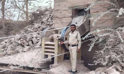 रायपुर में खनिज विभाग का बड़ा एक्शन: 2 चूना पत्थर खदानें सील, 7 हाइवा जब्त