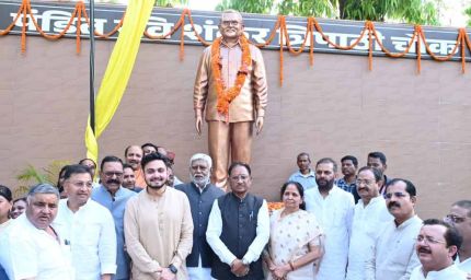 अम्बिकापुर में पूर्व विधायक पंडित रविशंकर त्रिपाठी की प्रतिमा का अनावरण, सीएम विष्णु देव साय रहे मौजूद