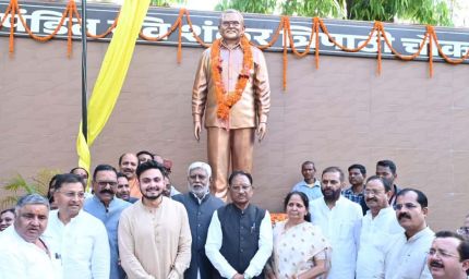 मुख्यमंत्री विष्णु देव साय ने अम्बिकापुर में भटगांव विधानसभा के पूर्व विधायक पंडित रविशंकर त्रिपाठी की प्रतिमा का किया अनावरण