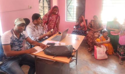 महतारी वंदना योजना में केवाईसी सर्वर बना परेशानी का कारण, घंटों इंतजार के बाद भी निराश लौटी महिलाएं