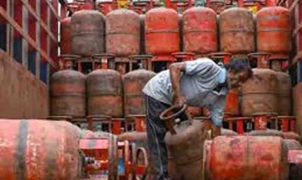 दिल्ली में गैस किल्लत से मचा हाहाकार, छोटे सिलिंडर न मिलने से मध्यम वर्ग और प्रवासियों की रसोई का बजट बिगड़ा