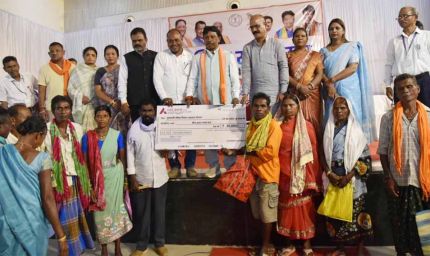 श्रमिक सम्मेलन में विकास की नींव रखने वाले हाथों का सम्मान