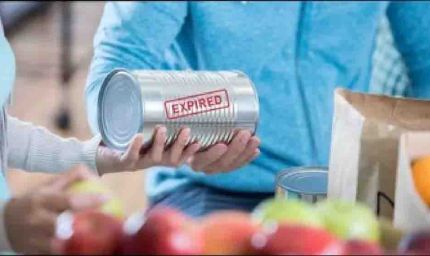 दिल्ली के कपासहेड़ा में एक्सपायर्ड सामान का बड़ा रैकेट पकड़ा गया