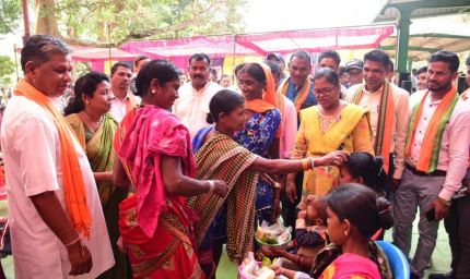 रायपुर : जिले के दूरस्थ गांव चिंगनार में लगा जनसमस्या निवारण शिविर