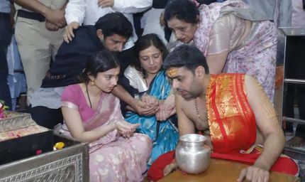 1700 करोड़ के पार 'धुरंधर', महाकाल के दर पहुंचे सारा-अर्जुन, टेका माथा