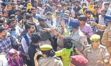 नोएडा फेज-2 में वेतन वृद्धि को लेकर श्रमिकों का हंगामा