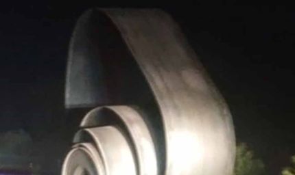 इंदौर में दर्दनाक हादसा: ट्रक से स्टील रोल गिरा, 5 वाहन टकराए, एक की मौत