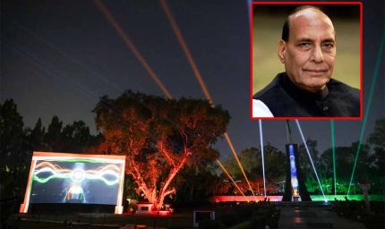 रक्षा मंत्री राजनाथ सिंह ने लखनऊ में सेना के युद्ध स्मारक पर लेज़र, लाइट और साउंड शो का किया उद्घाटन