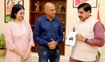 मुख्यमंत्री डॉ.यादव ने क्रिकेटर और कोच अमय खुरासिया की पुस्तक 74 वर्ष बाद पुस्तक का विमोचन किया