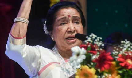 मुंबई में अंतिम विदाई की तैयारी, दिग्गज गायिका आशा भोसले को श्रद्धांजलि देने उमड़े सेलेब्स