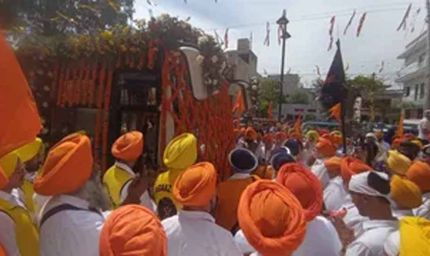 खालसा स्थापना दिवस पर जालंधर में भव्य नगर कीर्तन, हेलीकॉप्टर से हुई फूलों की वर्षा