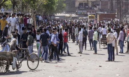 20 हजार सैलरी की डिमांड पर अड़े कर्मचारी, फैक्ट्रियों में काम बंद, पुलिस पर पत्थरबाजी