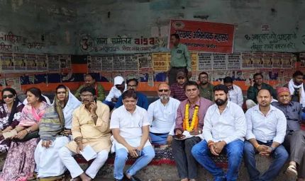 धनबाद में अभिभावकों का धरना, निजी स्कूलों की फीस वसूली पर उठे सवाल