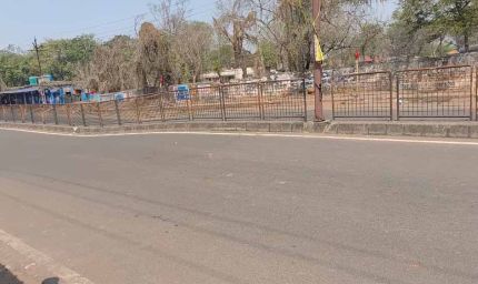 धनबाद-बोकारो रोड पर बड़ा खतरा: जहरीली गैस रिसाव से सड़क 2 फीट धंसी, पुलिस ने लगाया बैरिकेड