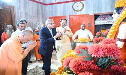 टाटा संस के चेयरमैन ने सीएम योगी के साथ किए गुरु गोरखनाथ के दर्शन