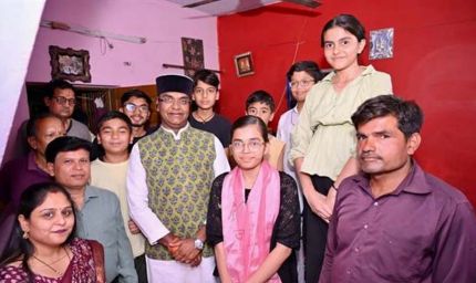 नरेला की बेटी हिमांशी ने रचा इतिहास, मंत्री सारंग ने घर पहुंचकर बढ़ाया हौसला : लैपटॉप देने का किया वादा