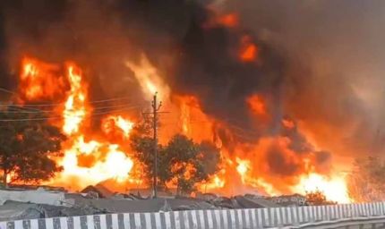 विकास नगर में भीषण आग, 50+ झुग्गियां राख, सिलेंडर ब्लास्ट से मचा हड़कंप