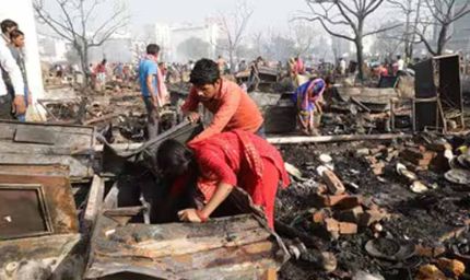 लखनऊ विकास नगर आग: 8 घंटे बाद काबू, दो बच्चों की मौत