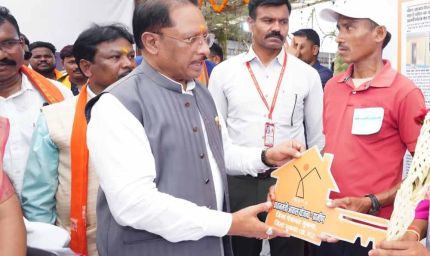 सिलगेर के माड़वी कोसा की मेहनत रंग लाई: अपने हाथों से बनाया घर, CM ने सौंपी खुशियों की चाबी