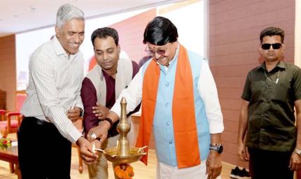 सभी अधिकारी नगरीय निकायों को स्वावलंबी और विकास केंद्र के रूप में करें स्थापित : मंत्री विजयवर्गीय