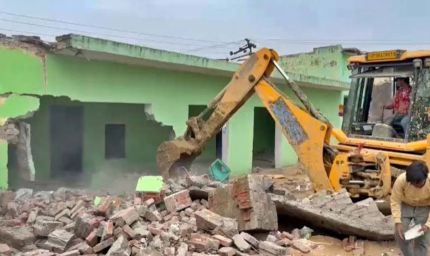 संभल में ईदगाह-इमामबाड़े के बाद अब मस्जिद और मदरसे पर चला बुलडोजर, सरकारी जमीन पर था कब्जा