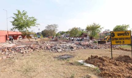 जयपुर में अतिक्रमण हटाने पर बवाल, महिलाओं ने जेसीबी पर फेंके पत्थर