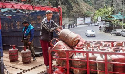 रांची में अवैध गैस सिलेंडर कारोबार पर बड़ी छापेमारी, 200+ सिलेंडर जब्त