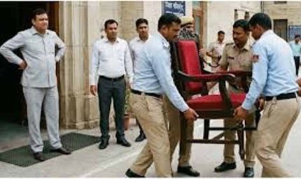 करौली कलेक्ट्रेट में कोर्ट की कार्रवाई, अधिकारी की कुर्सी तक कुर्क