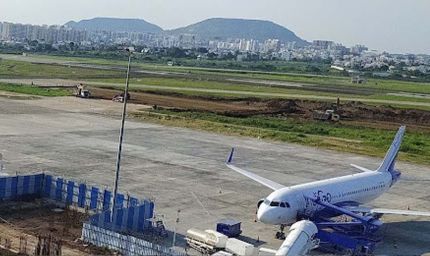 पुणे एयरपोर्ट पर वायुसेना विमान की हार्ड लैंडिंग, गियर फेल होने से रनवे हुआ बंद