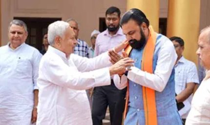 कंधे पर हाथ, चेहरे पर मुस्कान: CM सम्राट और नीतीश की पहली मुलाकात की खास तस्वीर