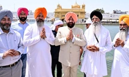 उत्तराखंड के गवर्नर एस. गुरमीत सिंह ने श्री दरबार साहिब में माथा टेका, एडवोकेट धामी ने गोल्डन मॉडल से किया सम्मानित