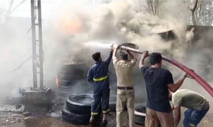 मोगा में चिंगारी बनी आफत: कटर से उठी आग में वर्कशॉप के बाहर खड़ी गाड़ियां राख