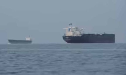 होर्मुज जलडमरूमध्य में तनाव: भारतीय तेल टैंकर पर गोलीबारी, दो जहाज पीछे हटे