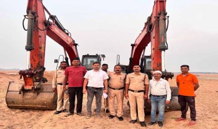 खनन माफिया पर सख्त एक्शन: सीमा लांघने पर 4 पोकलेन मशीनें जब्त
