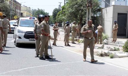 नोएडा में बड़ा एक्शन: श्रम कानून उल्लंघन पर 203 ठेकेदारों के लाइसेंस होंगे रद्द, करोड़ों की पेनल्टी का नोटिस