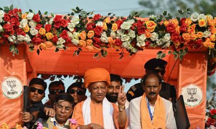 मुख्यमंत्री योगी के रोड-शो के दौरान सड़कों पर गूंजा- ‘एक ही नारा-एक ही नाम, जय श्रीराम-जय श्रीराम’