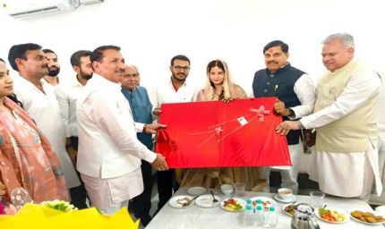 मुख्यमंत्री डॉ. यादव ने कृषि मंत्री के निवास पर पहुंचकर वर-वधू को दिया आशीर्वाद