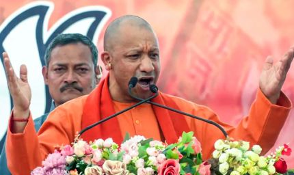 गारबेटा में भी योगी-योगी, सड़कों-छतों पर खड़े होकर हजारों लोगों ने किया बुलडोजर बाबा का दीदार