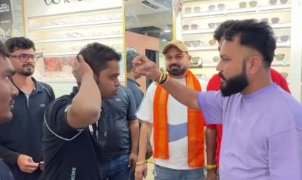 भोपाल-छिंदवाड़ा में लेंसकार्ट शोरूम पर बजरंग दल का प्रदर्शन, कर्मचारियों को तिलक और कलाई पर कलावा बांधा