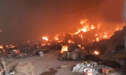 कांकेर राइस मिल में भीषण आग: लाखों का धान और बारदाना जलकर खाक