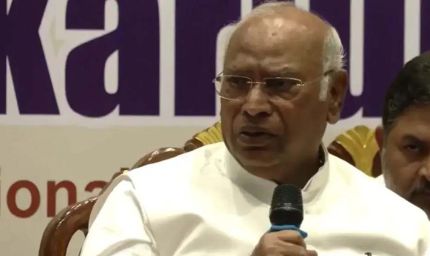 कांग्रेस अध्यक्ष खड़गे ने PM मोदी को बताया 'आतंकवादी', बाद में दी सफाई