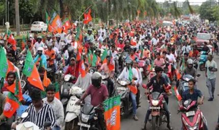 बंगाल में बाइक रैली पर सख्ती: पीछे बैठना भी पड़ा भारी, चुनाव आयोग का बड़ा फैसला